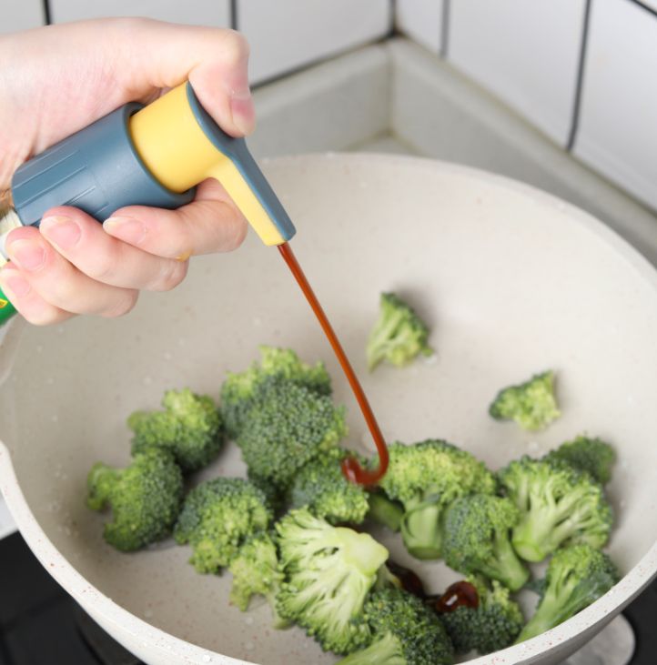 蚝油瓶压嘴油壶挤压器产品图