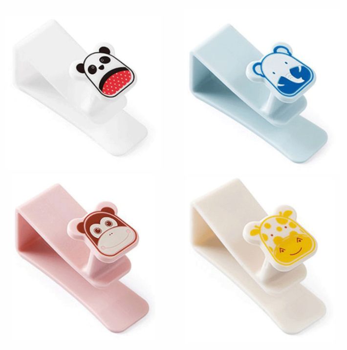 Convenient garbage bag hooks, kitchen plastic bag hooks, and hand-held bag storage hangers behind cabinet doors Item Picture