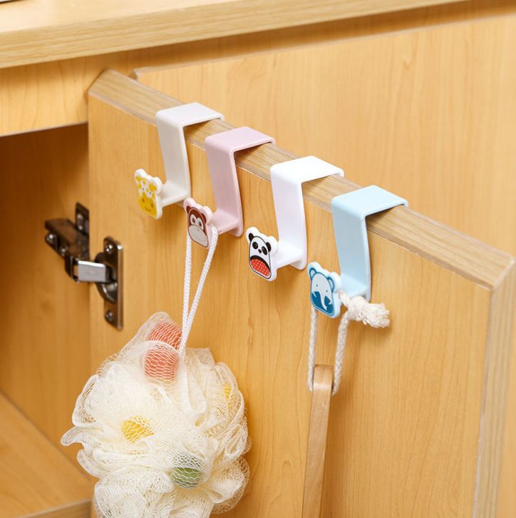 Convenient garbage bag hooks, kitchen plastic bag hooks, and hand-held bag storage hangers behind cabinet doors Application Scenario