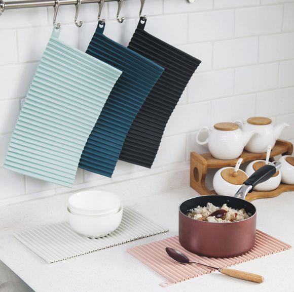 Heat-insulating table mat, heat-insulating table mat, water-draining mat