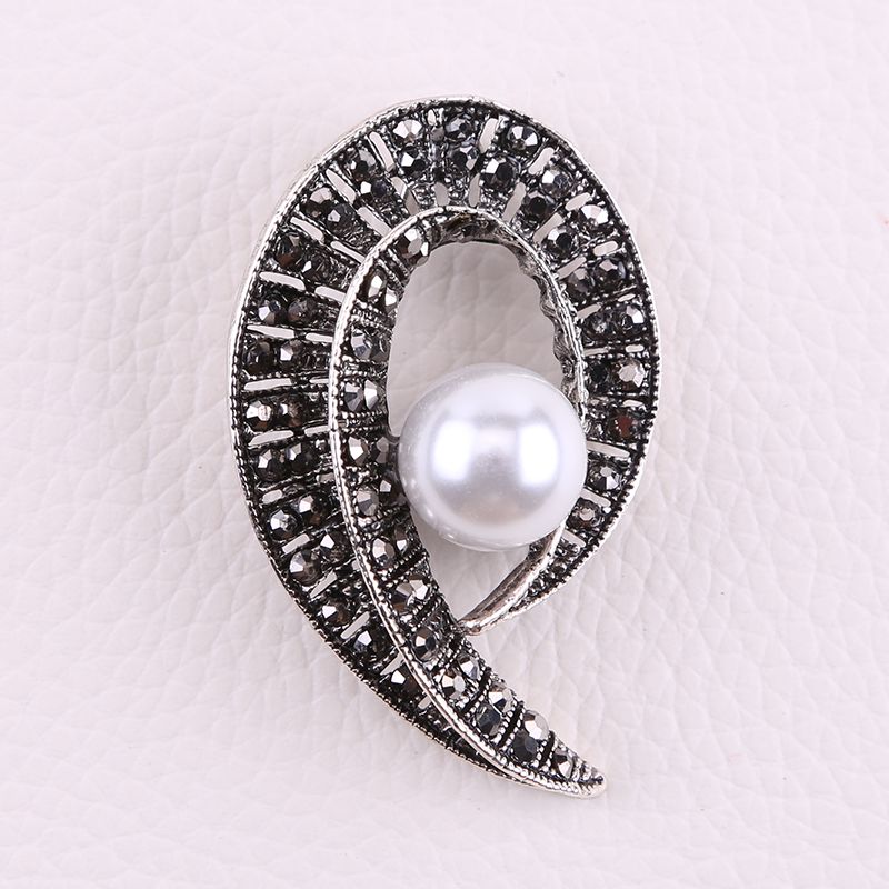 Ziyang Jewelry Factory Direct sales, popular for export, water diamond, European and American retro pearl gun, black brooch, fashionable and simple clothes and accessories Specification image