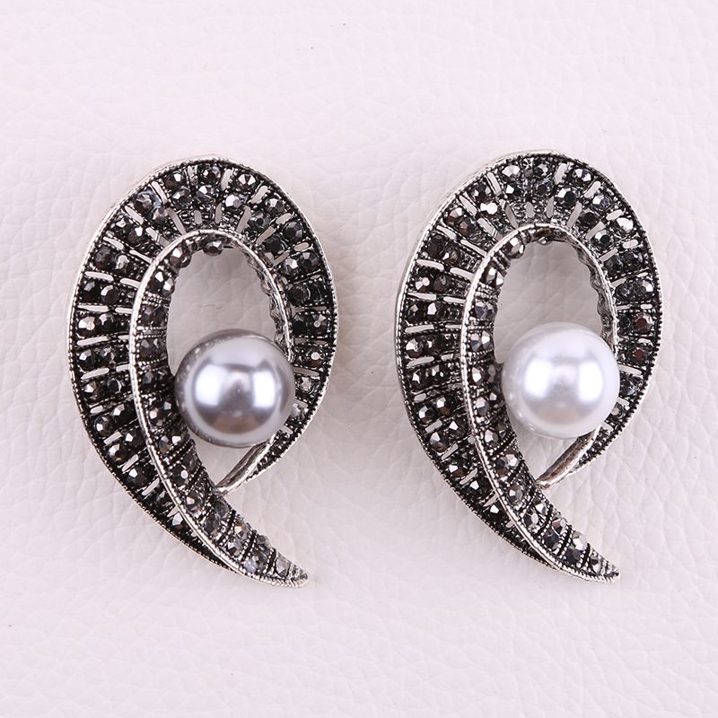 Ziyang Jewelry Factory Direct sales, popular for export, water diamond, European and American retro pearl gun, black brooch, fashionable and simple clothes and accessories