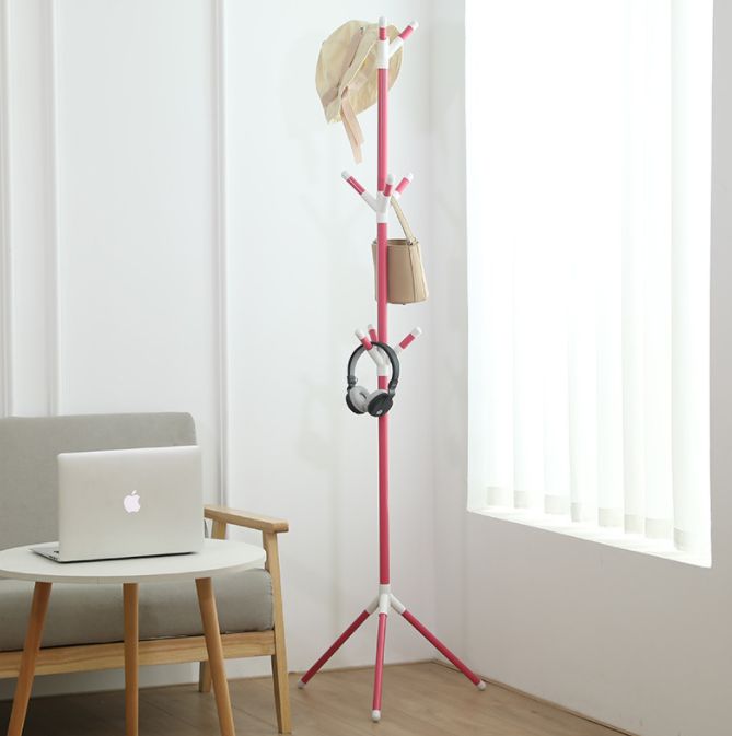 Simple assembly of floor-to-ceiling coat rack Application Scenario