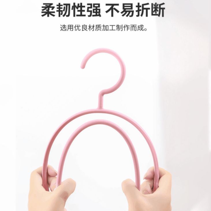 Thick household adult non-slip hanger half round no trace hanger Application Scenario
