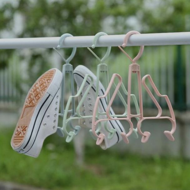 Creative multi-functional hanging shoe rack Application Scenario