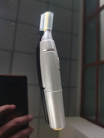 A handheld razor trimmer Application Scenario