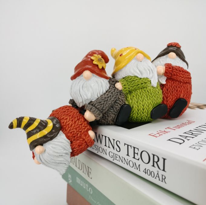 Polar bears and black bears come to the rescue, shelf nannies, resin tabletop ornaments Application Scenario