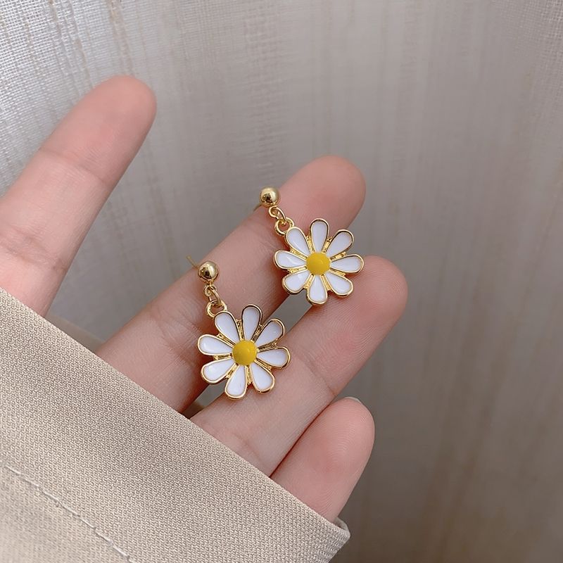 Earring girl New Daisy earring niche design high sense earring Cool earring round bead earring