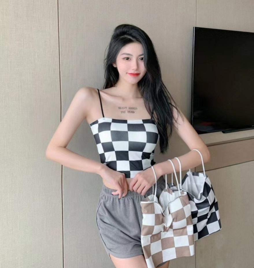 The new 2022 spring collection features a pure color contrast checkered halter and thin shoulder strap vest for women. It can be worn as an inner layer or an outer layer with a chest pad Application Scenario
