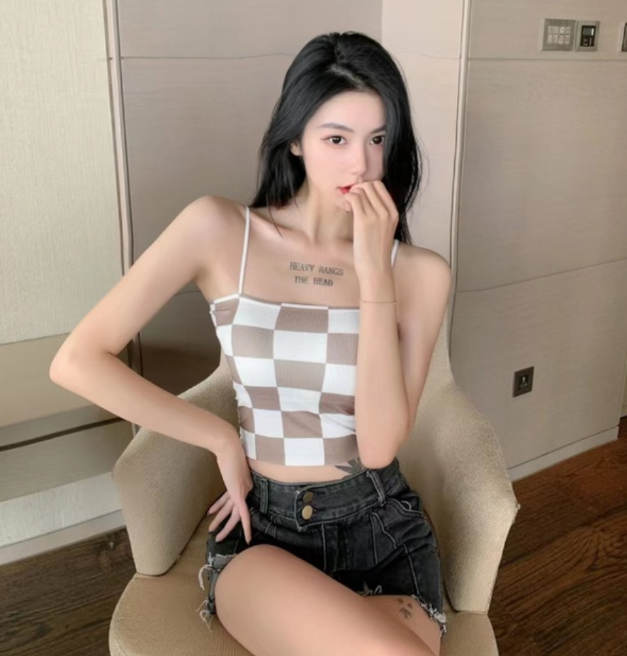 The new 2022 spring collection features a pure color contrast checkered halter and thin shoulder strap vest for women. It can be worn as an inner layer or an outer layer with a chest pad Specification image