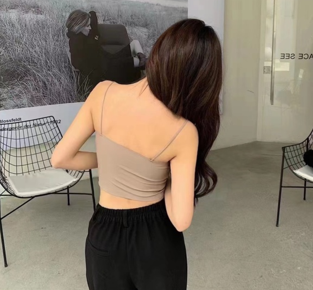 A short, irregular halter top for women in summer, paired with a knitted suit and a sleeveless top with a chest cushion underneath Application Scenario