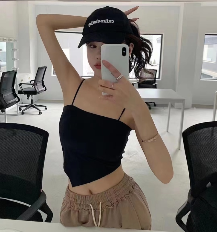 A short, irregular halter top for women in summer, paired with a knitted suit and a sleeveless top with a chest cushion underneath