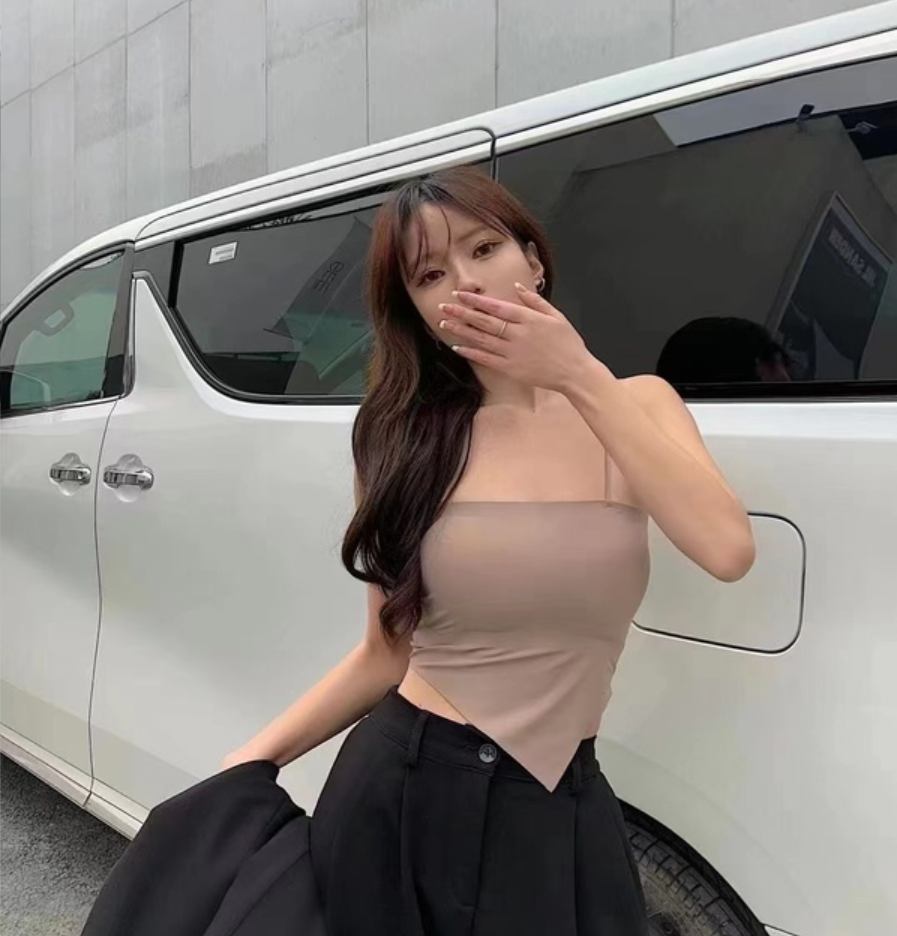 A short, irregular halter top for women in summer, paired with a knitted suit and a sleeveless top with a chest cushion underneath Specification image