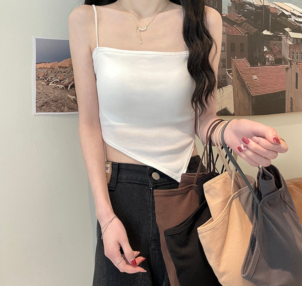 A short white halter top is worn inside as a women's anti-exposure off-the-shoulder bra with a chest pad for autumn