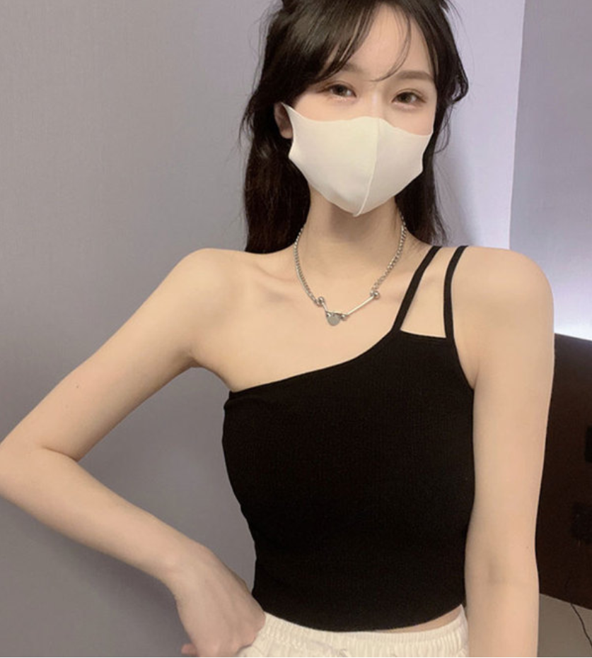 A off-the-shoulder mini halter top for women to wear as a summer base layer, with a beautiful back and sleeveless, sexy and unique, spicy knitted top Application Scenario