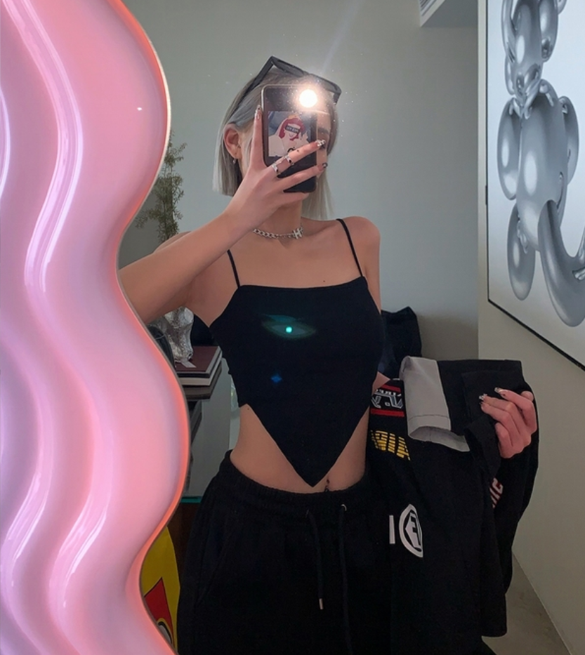 In the summer of 2022, the trend of wearing a halter top as an inner layer with a chest pad and an irregular outer layer on Instagram is becoming popular Application Scenario
