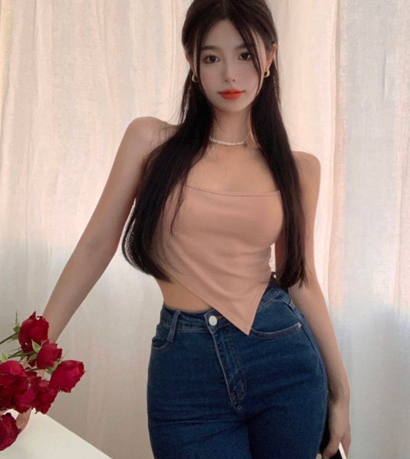 The strappy vest is a unique and irregular design for women in spring and summer, with a pure and sensual hot girl style. It can be worn as an outer layer with a base layer of a small top Specification image