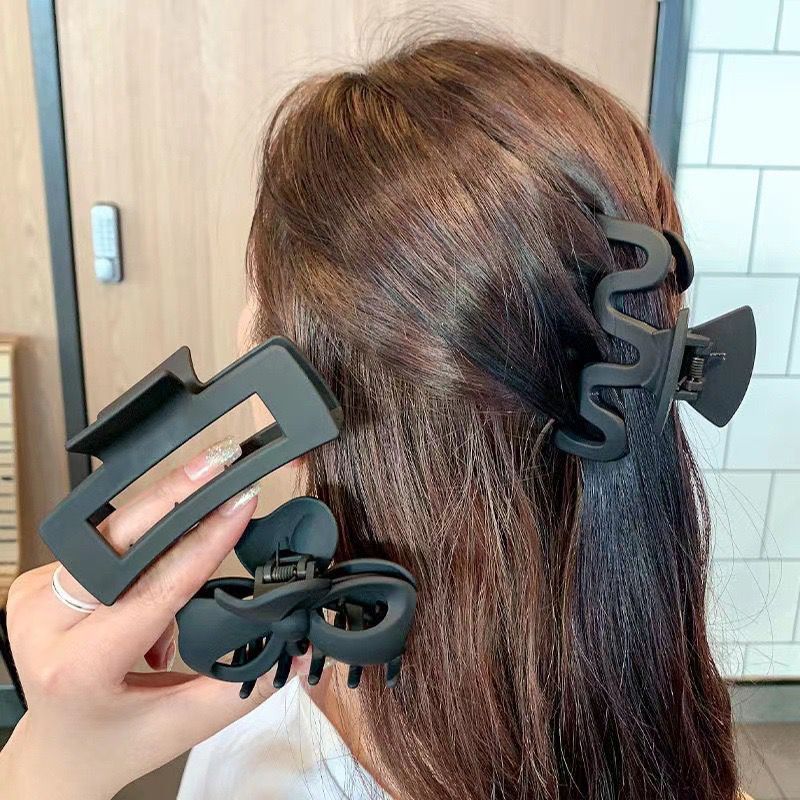 Senior feeling dumb black large geometric hair clip solid color minimalist back hair grab clip vintage temperament shark clip thumbnail