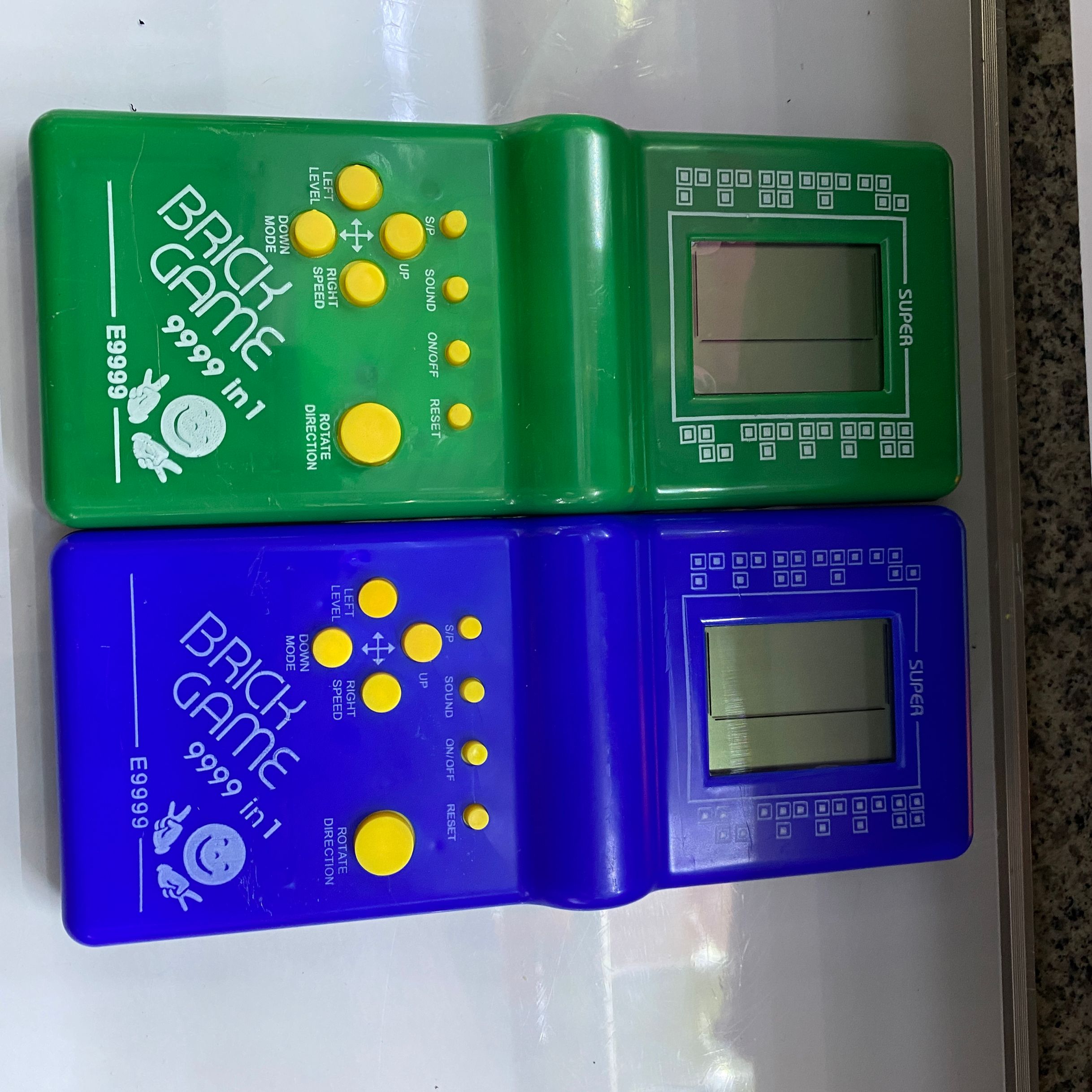 YH9999 Color Tetris Handheld Game Console Application Scenario