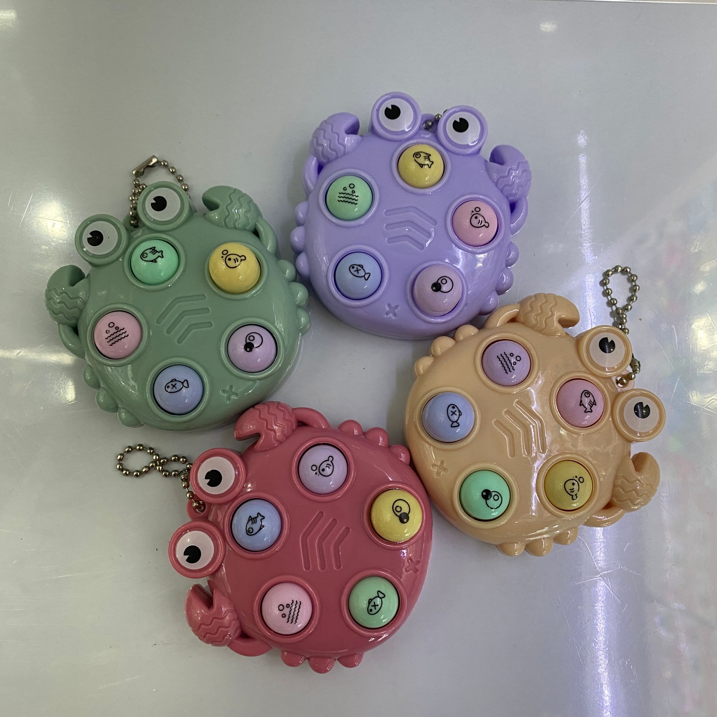 ويقوم صغار الأطفال، ذكورا وإناثا، تتراوح أعمارهم بين 1 و 4 سنوات، بضرب الفئران Item Picture