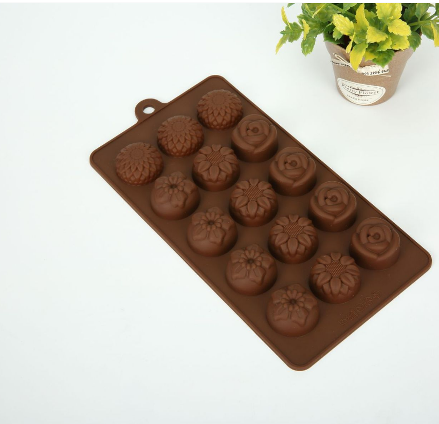 Creative 15 chocolate cake molds with 4 different flower shapes Application Scenario