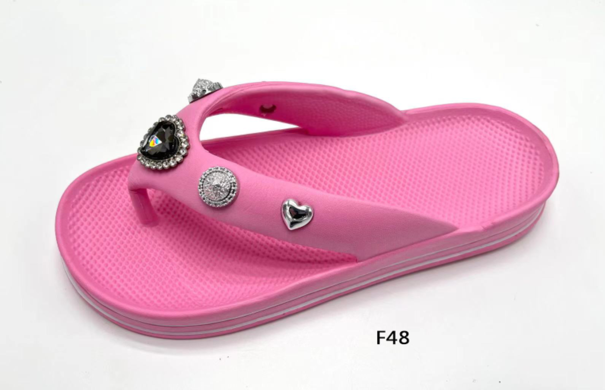 Flip-flops for women for summer wear, fashion slippers, trendy rivet flat heel, platform beach flip-flops, non-slip beach flip-flops
