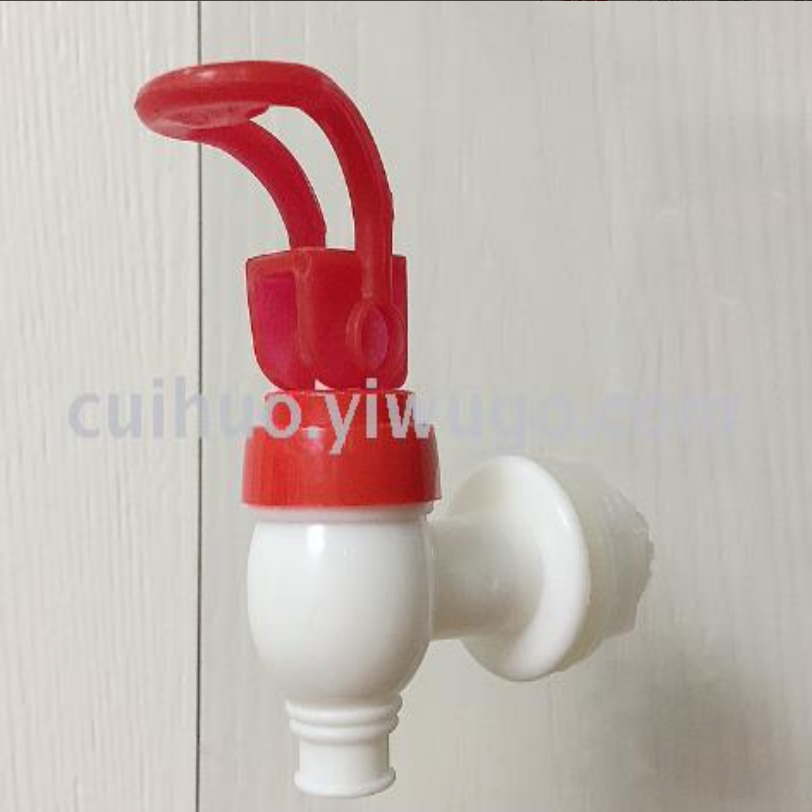 A large number of wholesale bubble bottle plastic faucet glass liquor bottle water nozzle wine set water nozzle