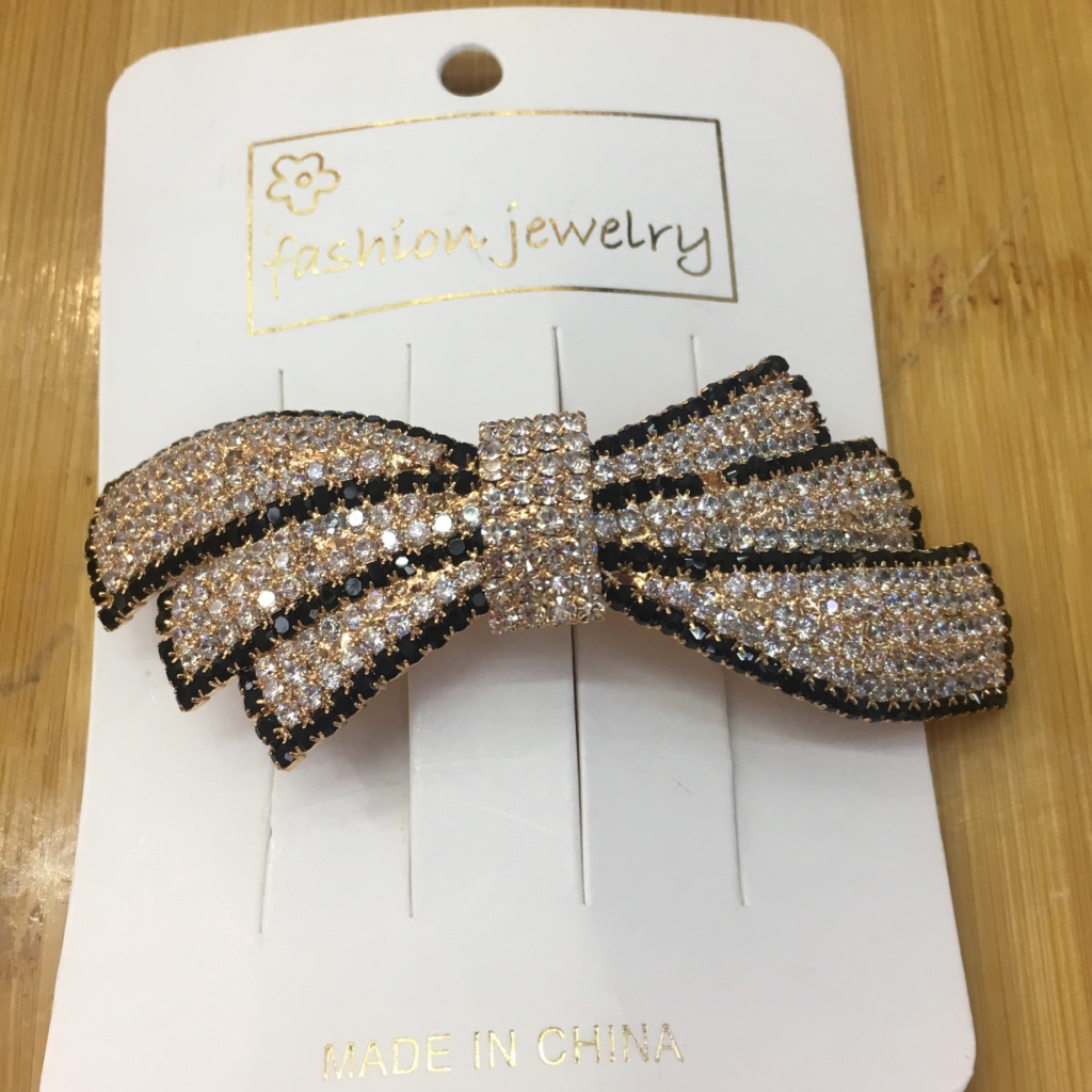 Diamond black and white three leaf clip manufacturers direct sales classic hairpin fashion trend is not fashionable thumbnail