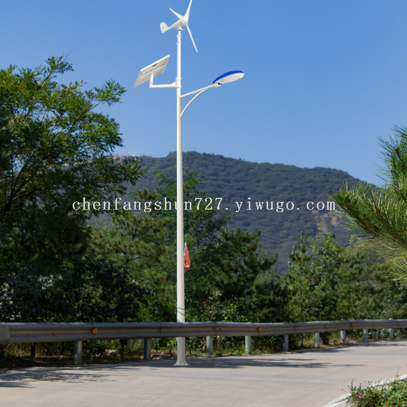 太阳能风力发电路灯白底实物图