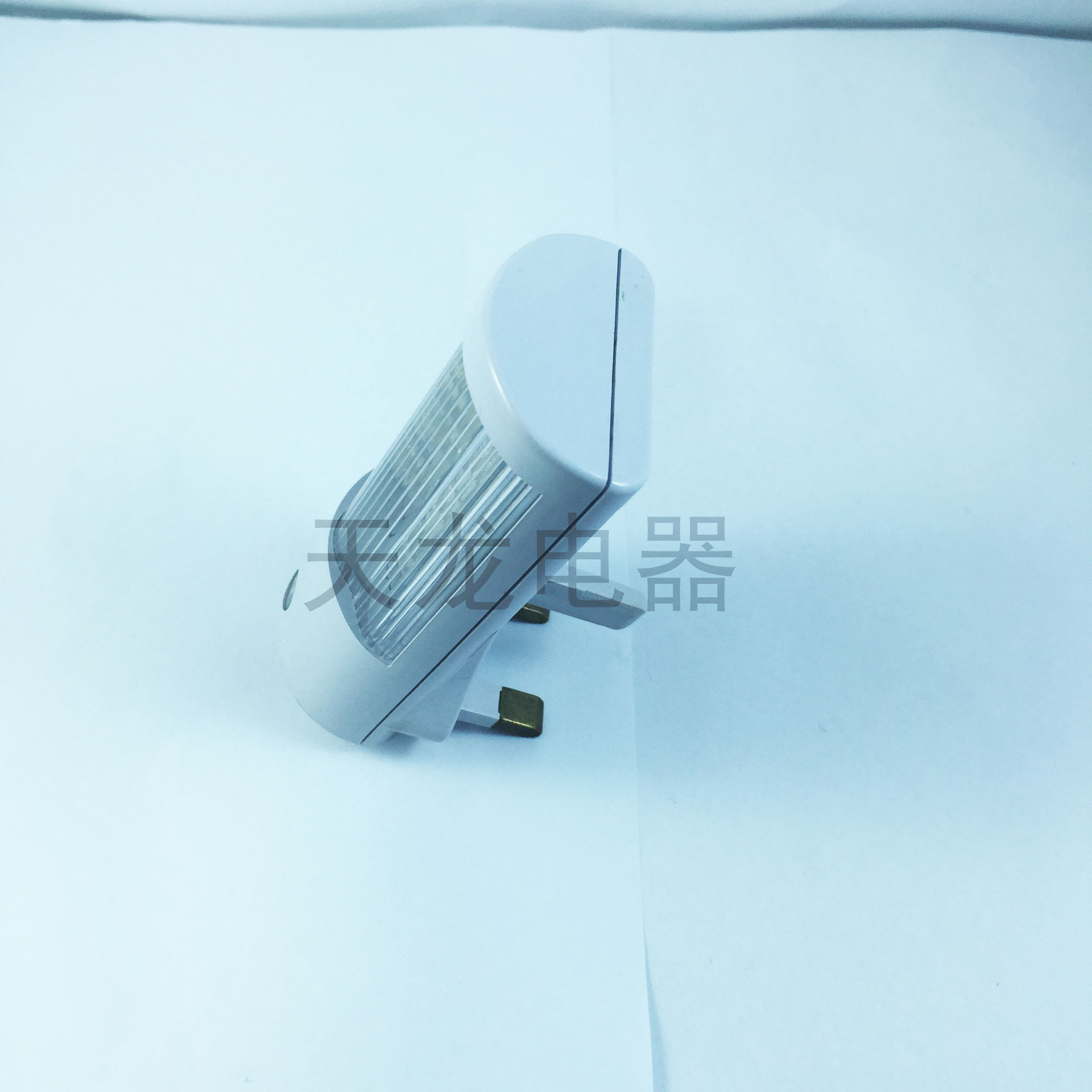 The 1076 light-controlled night light with a transparent cover automatically turns on when it gets dark and off when it gets light Application Scenario