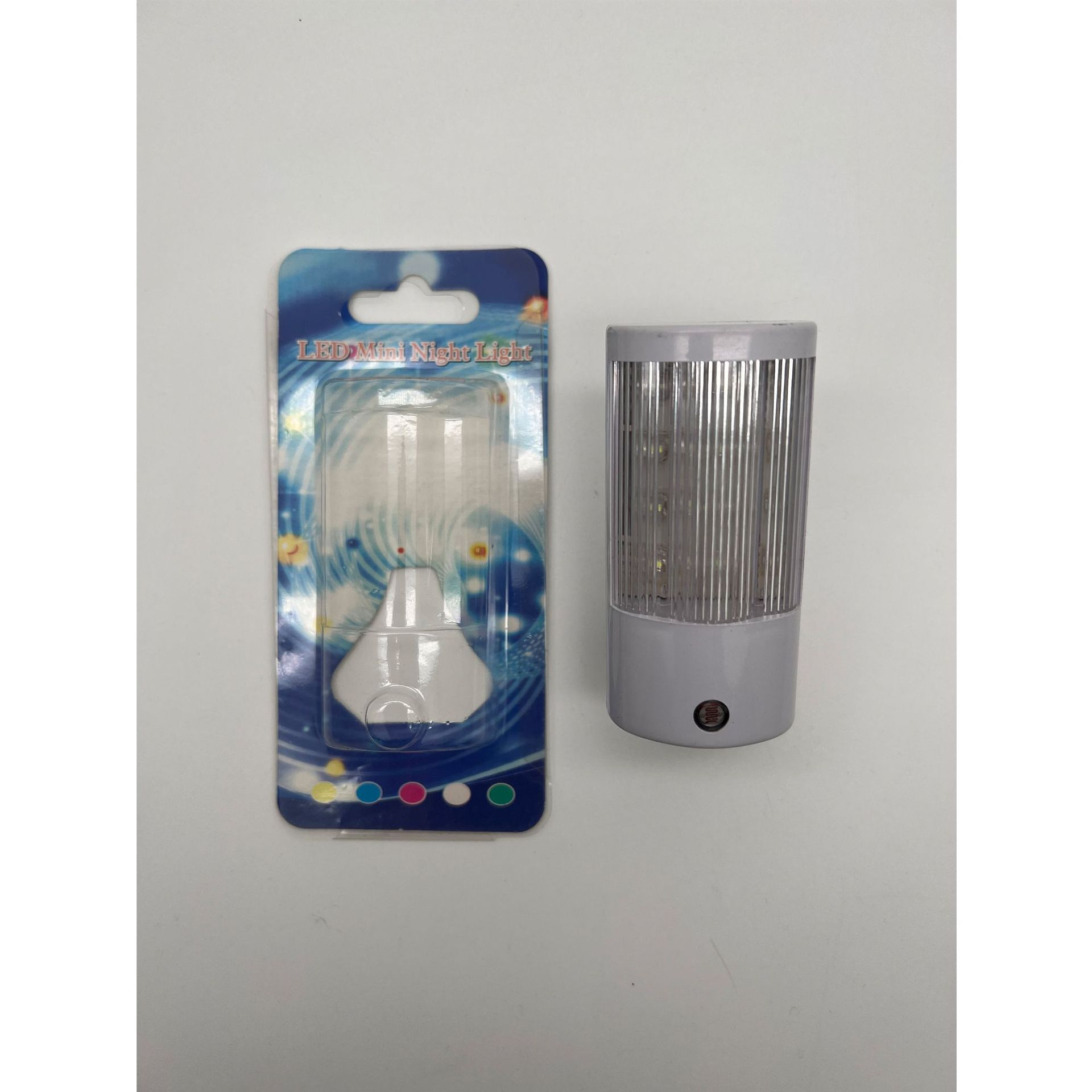 The 1076 light-controlled night light with a transparent cover automatically turns on when it gets dark and off when it gets light Item Picture