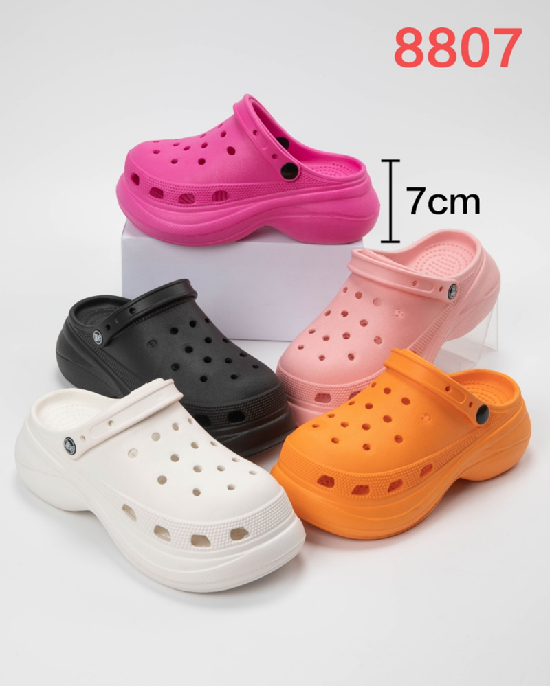 New style of clog shoes for women, high heels with a feeling of stepping on poop, flip-flops for outerwear, and fashionable beach shoes custom-made by the factory