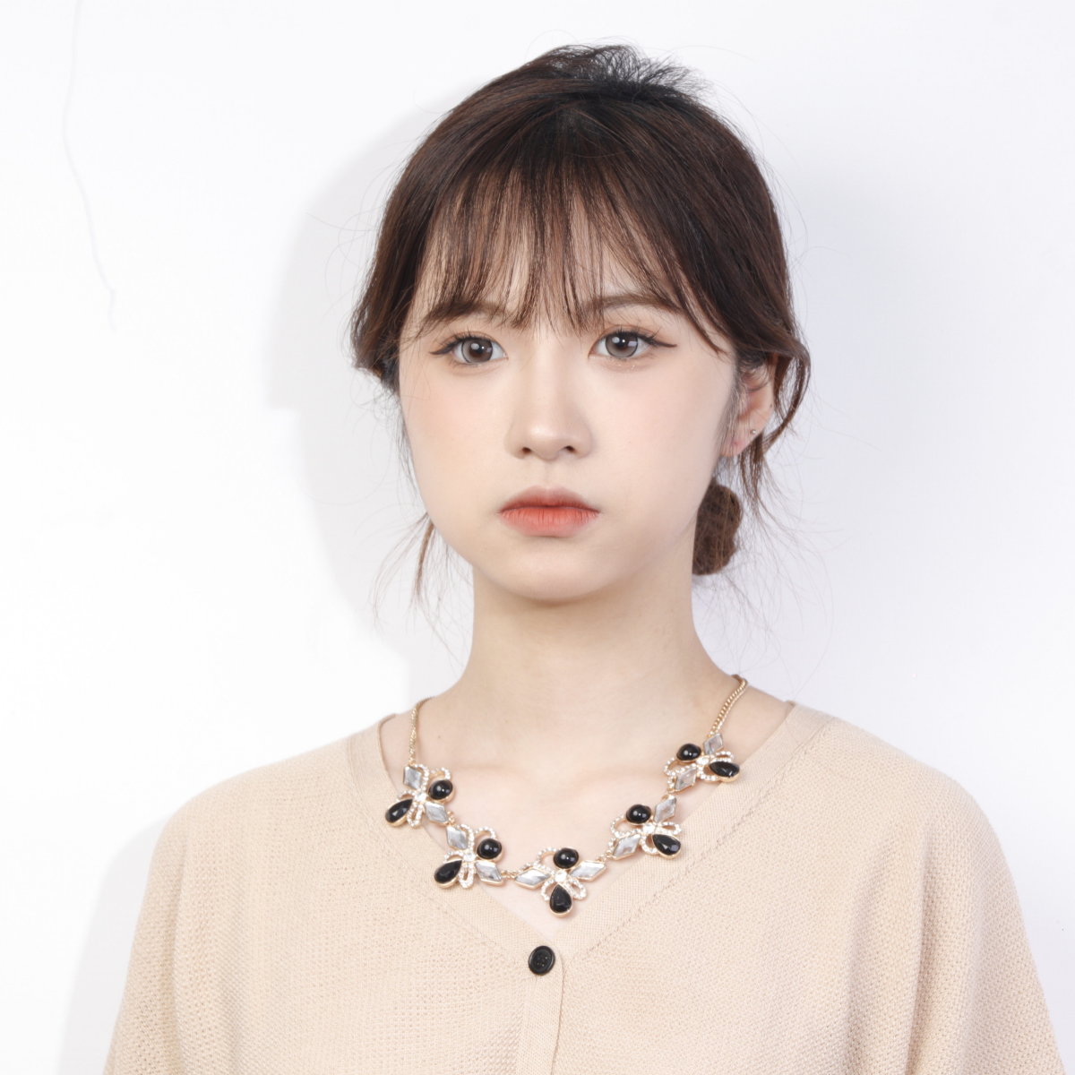 A short necklace with a simple and fashionable collarbone chain featuring a mixed color of Bohemian metal geometric flowers Application Scenario