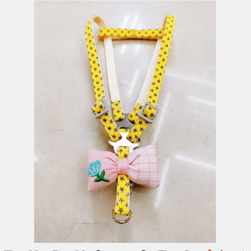 Pet leash with five-pointed star and bow tie accessory, pet leash + bow tie accessory chest and back strap, cat and dog leash Application Scenario