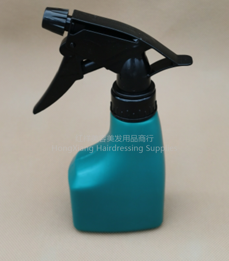回答：外贸喷水壶/园艺浇花/家用喷雾瓶/塑料洒水壶/理发店用/手压式喷壶/批发喷壶白底实物图
