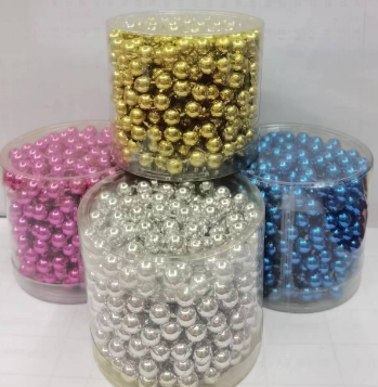 Christmas gifts include Christmas bead chains in colors such as gold, silver, red, blue, rose and green