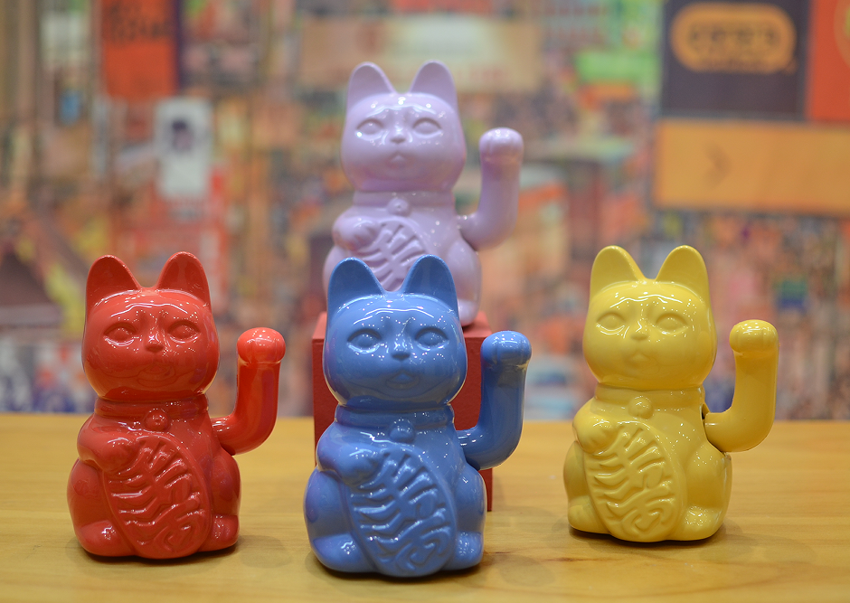 Medium and large-sized ceramic hand-waving maneki Neko figurines details Picture