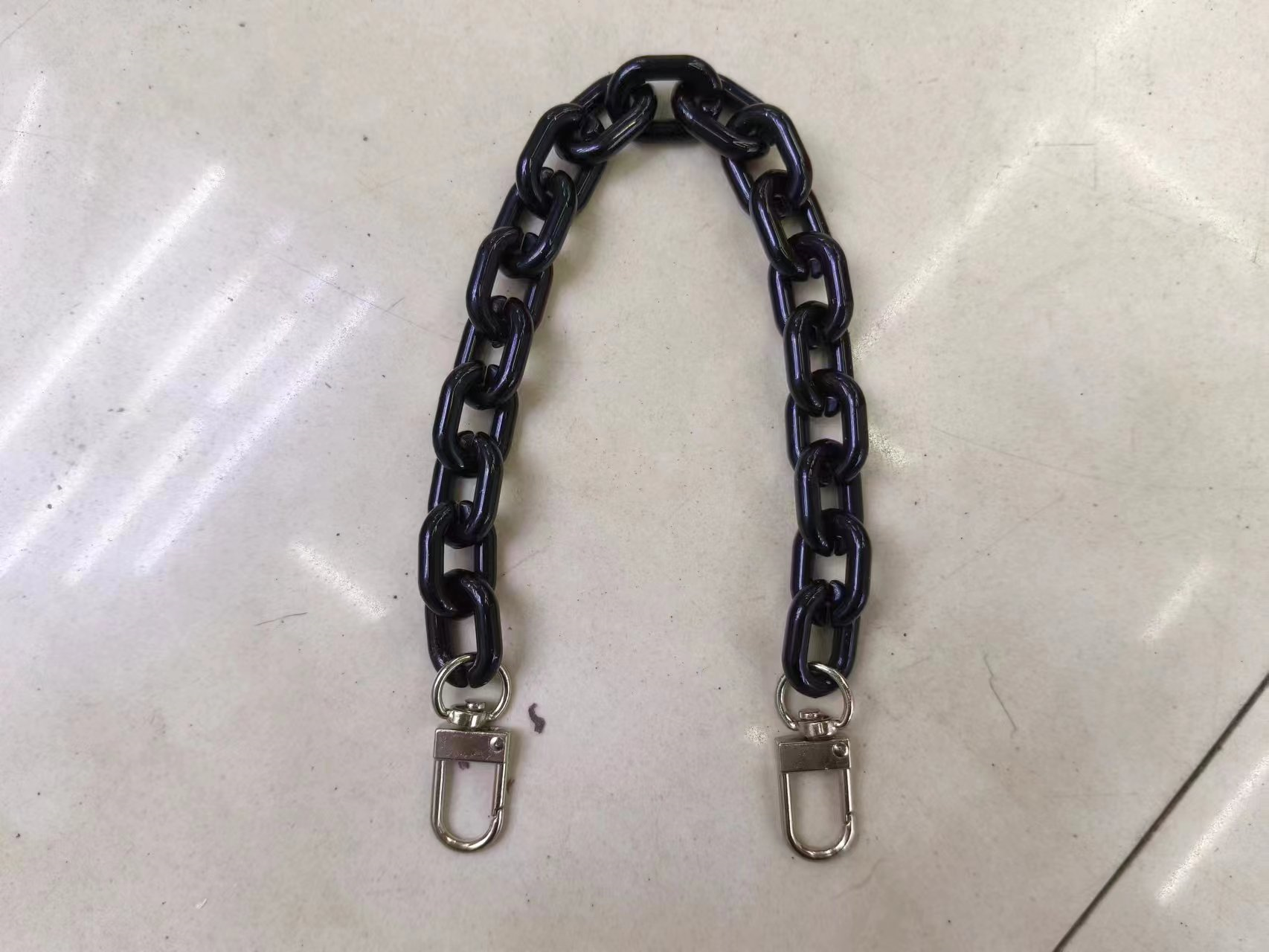 المفاتيح معلقة على الهاتف details Picture