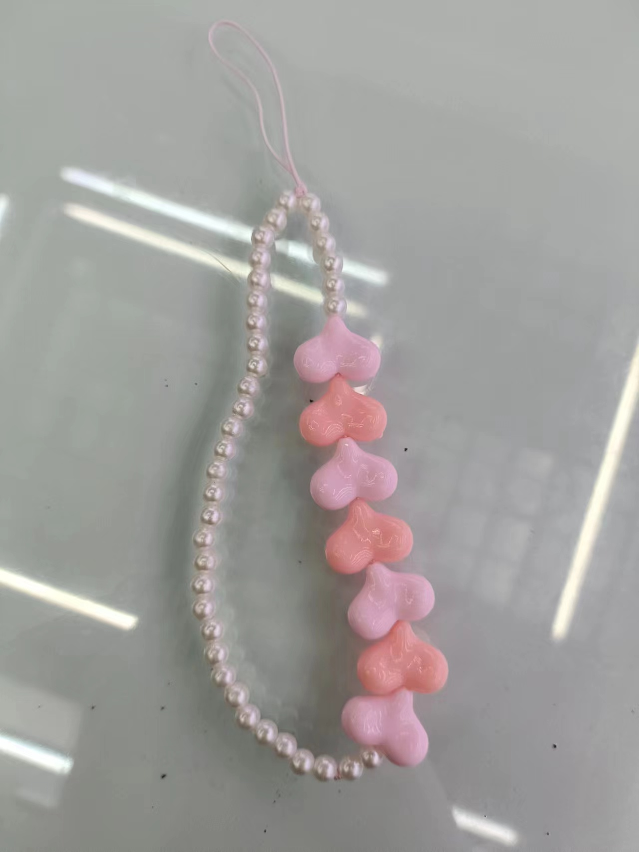 المفاتيح معلقة على الهاتف Item Picture