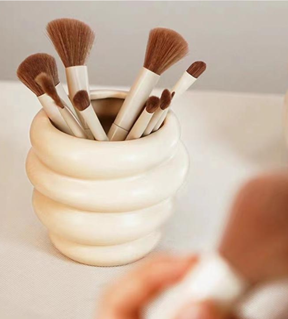 奶油风收纳桶轻奢梳妆台奶油色陶瓷收纳盒