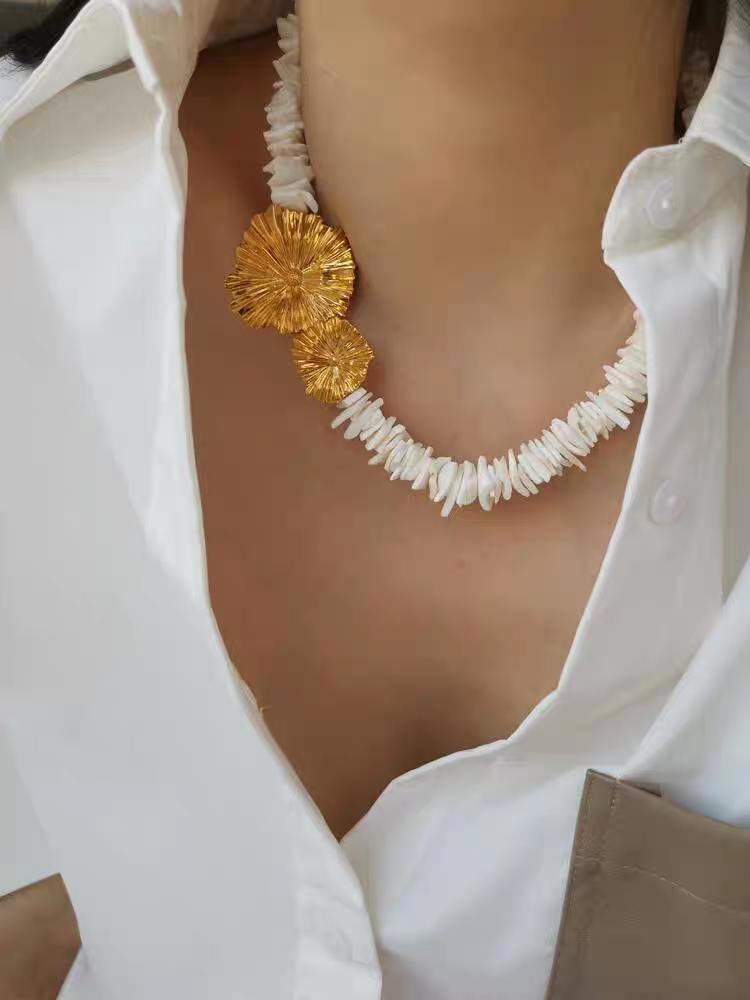 欧美小众轻奢设计款不规则天然贝壳雏菊项链高级感花朵镀金锁骨链 原创重工手作