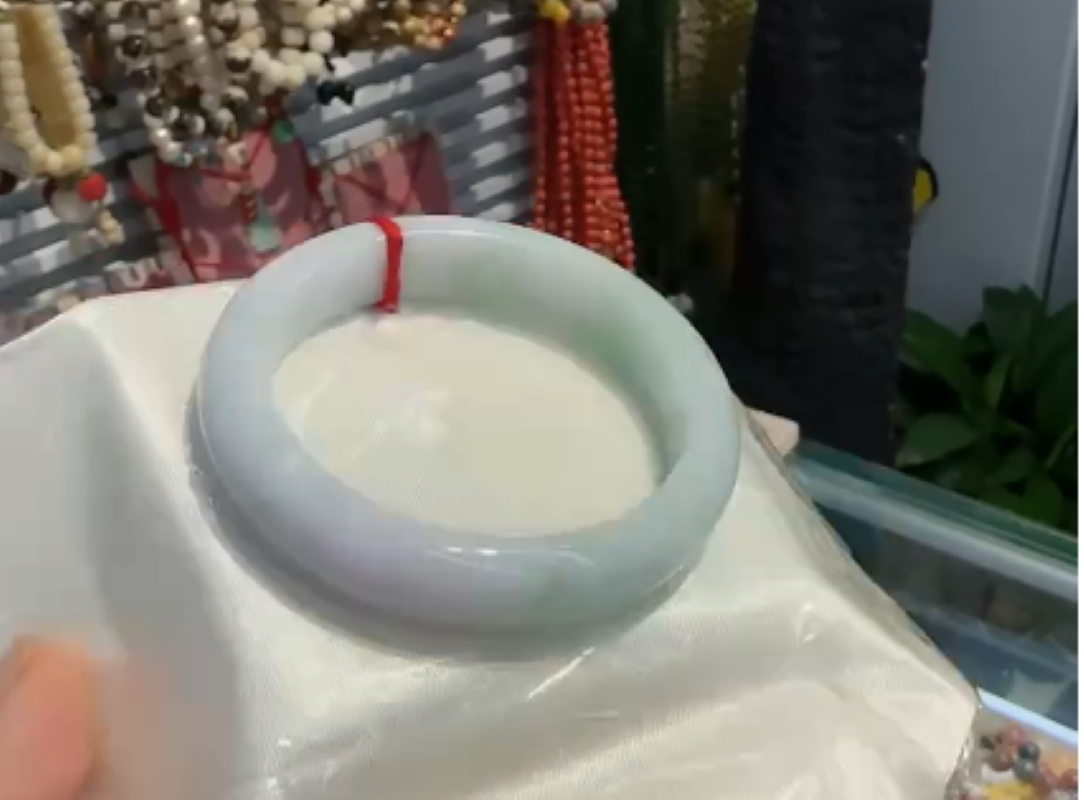 Real photo of Fuxia Jewelry natural jade bracelet, transparent white moonlight bracelet, jewelry, jade bracelet, lady Application Scenario