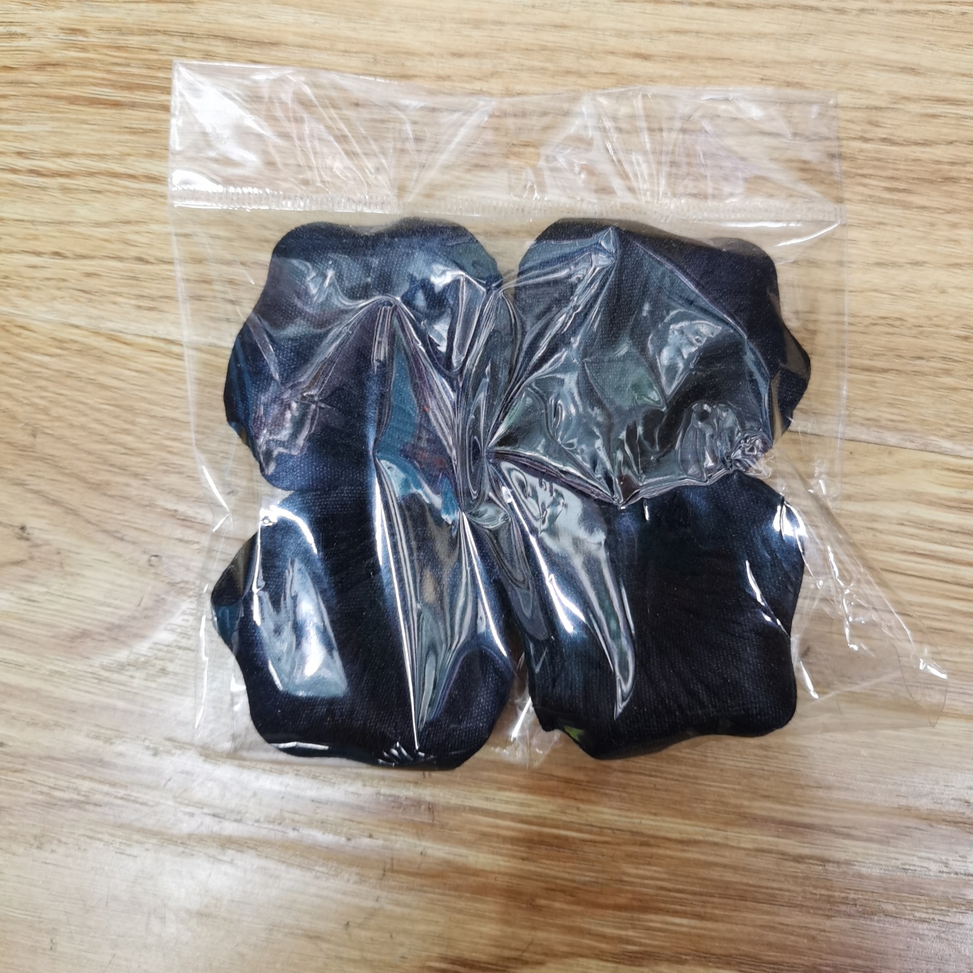 TH-4: Factory direct sales, non-woven fabric rose petals, used for wedding decoration. (Black Application Scenario