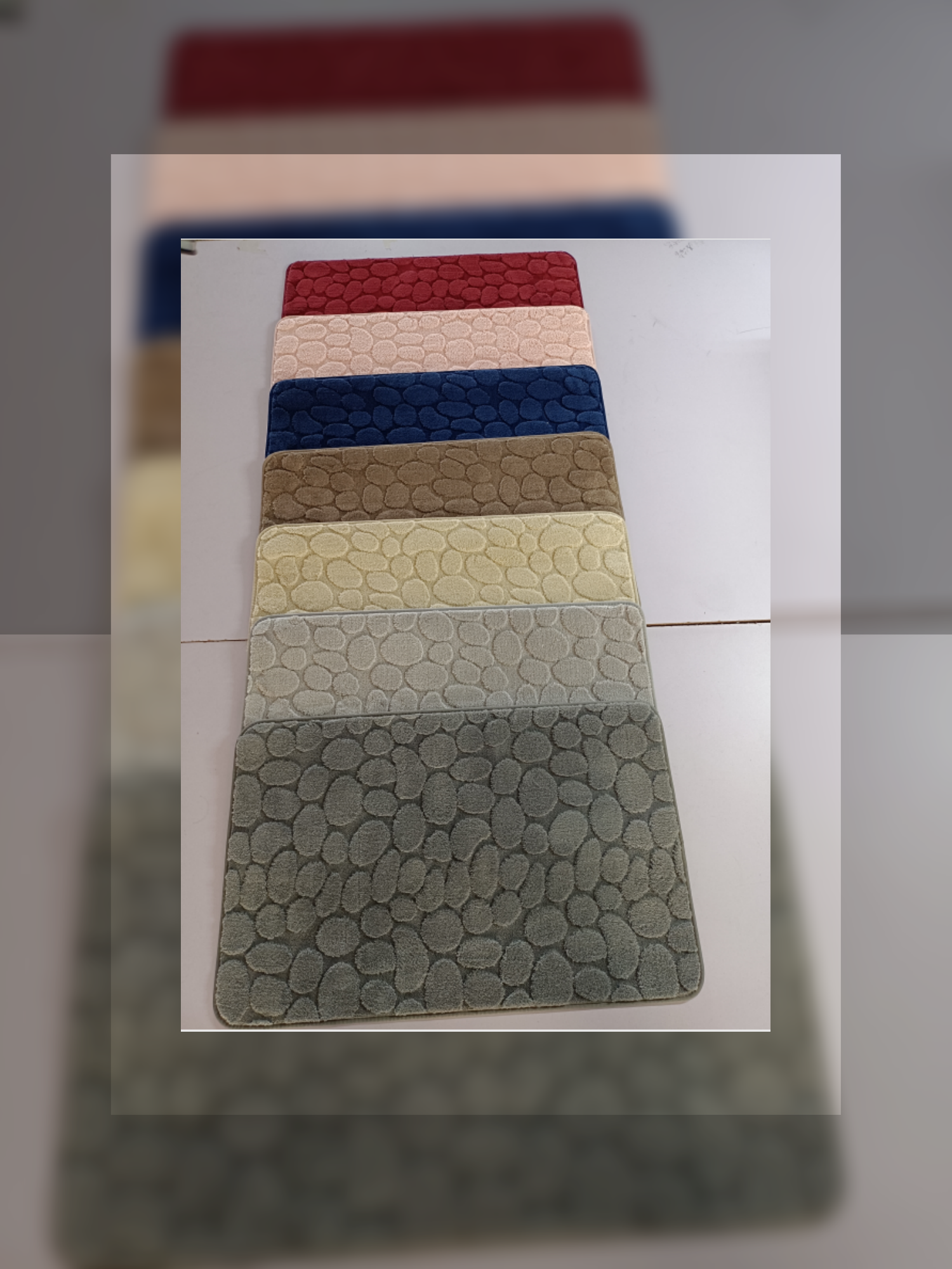 The new plain jacquard stone-patterned floor mat, anti-slip mat, door mat, foot mat, bathroom mat, living room blanket and bedside mat have a dot plastic base and come in multiple colors. The product quality is good and the edge is wrapped with webbing. The size is 40*60Cm Item Picture
