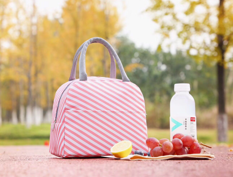 G33-1308 Circular striped insulated bag with handle, portable insulated bag, minimalist style insulated bag Application Scenario