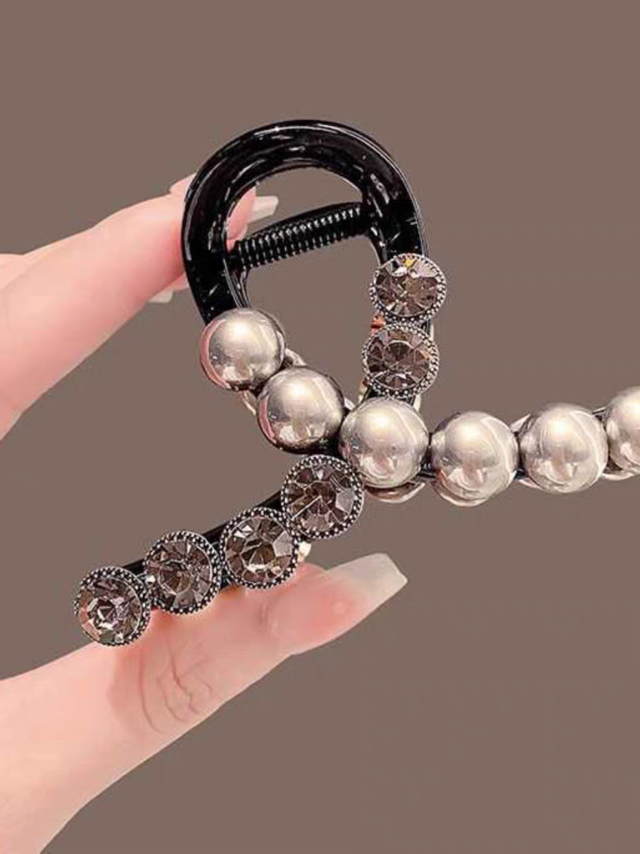 The light luxury style, the grey shark clip with sparkling diamonds, the exquisite and simple gripper at the back of the head, the elegant updo hair accessory and hairpin details Picture