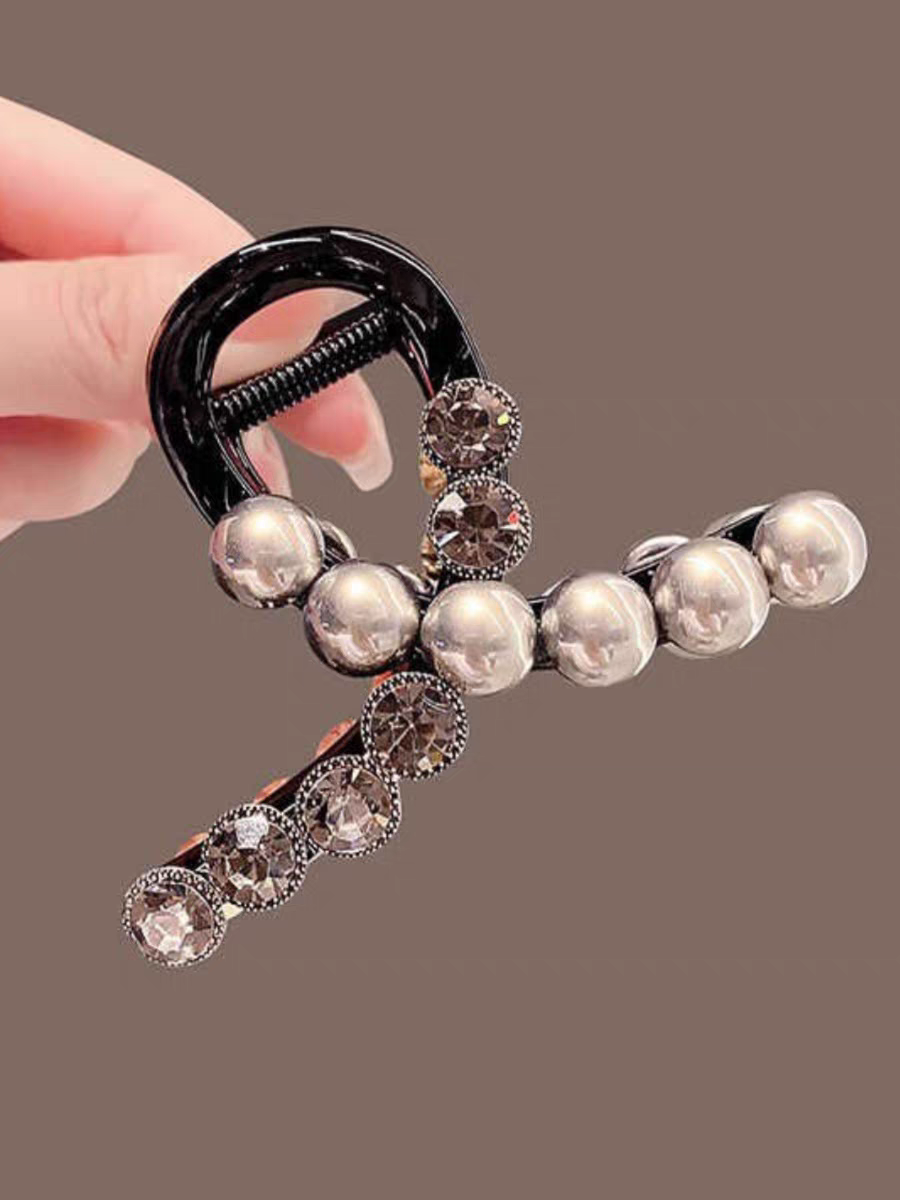 The light luxury style, the grey shark clip with sparkling diamonds, the exquisite and simple gripper at the back of the head, the elegant updo hair accessory and hairpin Application Scenario