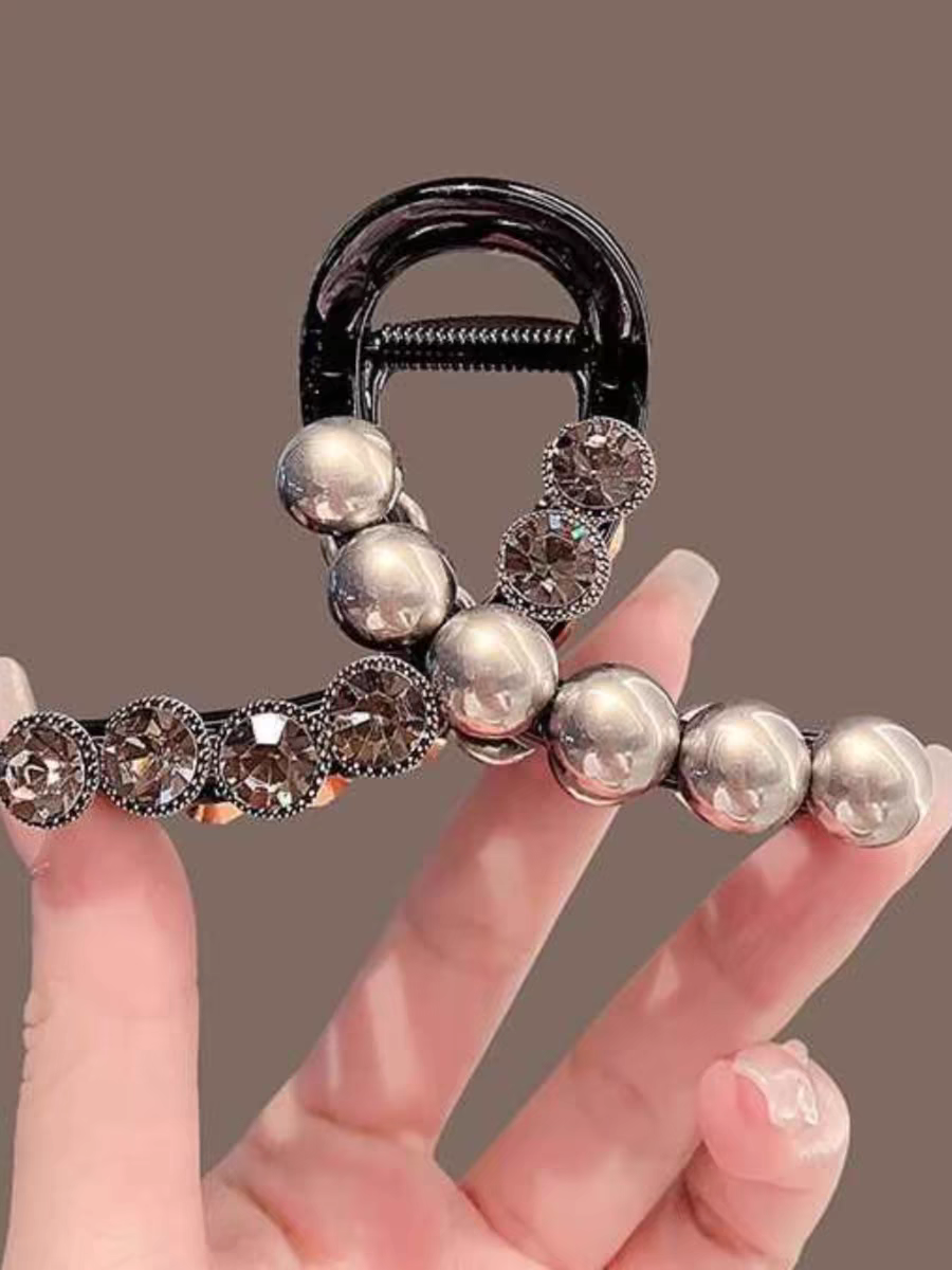 The light luxury style, the grey shark clip with sparkling diamonds, the exquisite and simple gripper at the back of the head, the elegant updo hair accessory and hairpin