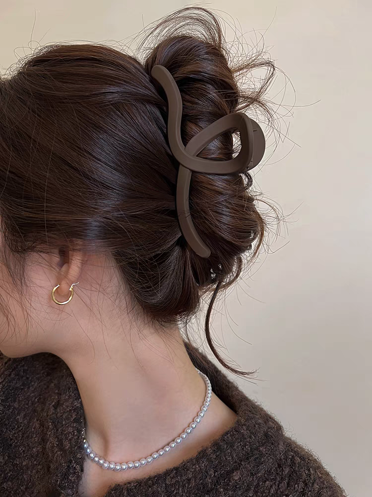 Hair clip, shark clip, high-end look for children, large updo hair clip at the back of the head, 2024 new style hair clip headwear Application Scenario