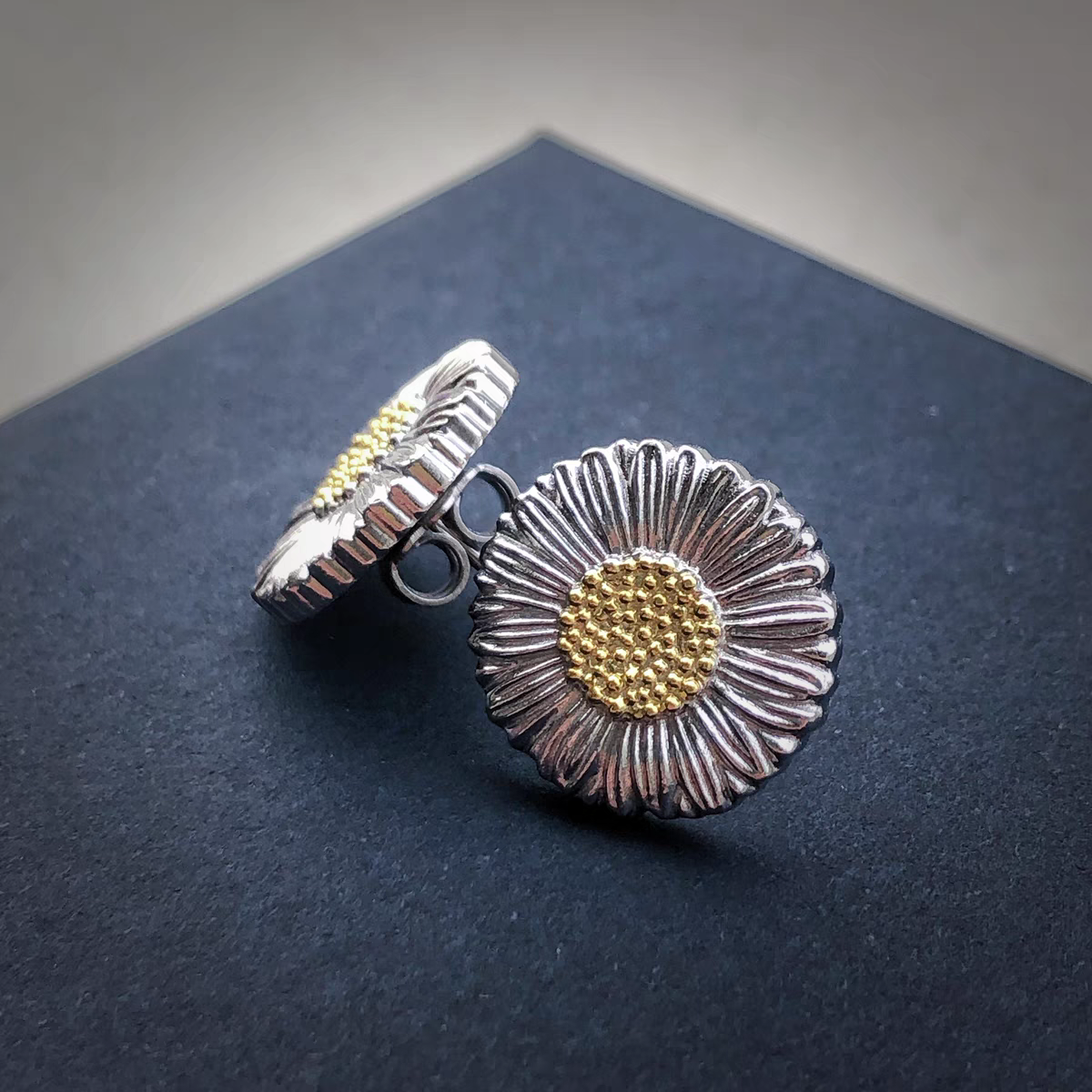 A pair of the latest Daisy earrings Specification image